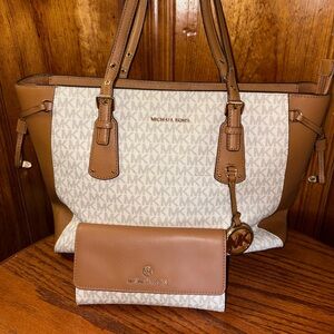 Michael Kors Voyager Tote Bag & Wallet set